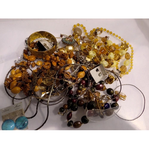 1057 - Mixed costume jewellery. UK P&P Group 1 (£16+VAT for the first lot and £2+VAT for subsequent lots)