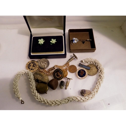 1091 - Mixed items, including boxed jewellery. UK P&P Group 1 (£16+VAT for the first lot and £2+VAT for sub... 