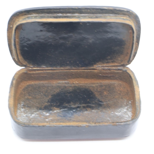 103 - Georgian papier mache snuff box. UK P&P Group 1 (£16+VAT for the first lot and £2+VAT for subsequent... 