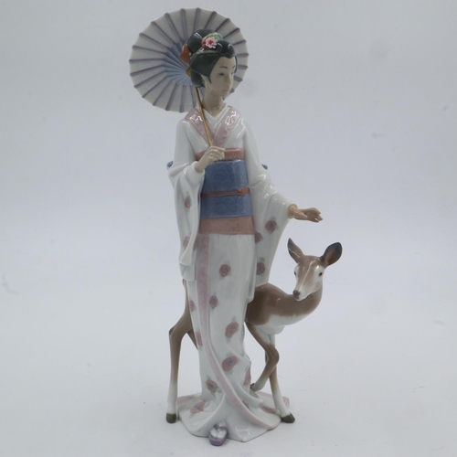 150 - Lladro figurine of a Geisha girl with a deer, H: 33 cm, one petal chipped. UK P&P Group 2 (£20+VAT f... 