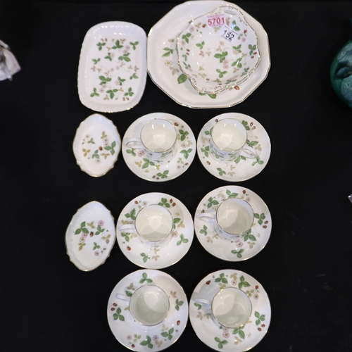 152 - Wedgwood tea service and further ceramics in the Strawberry pattern, 18 pieces total, no chips or cr... 