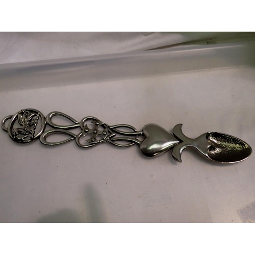 1152 - White metal Welsh love spoon. UK P&P Group 1 (£16+VAT for the first lot and £2+VAT for subsequent lo... 