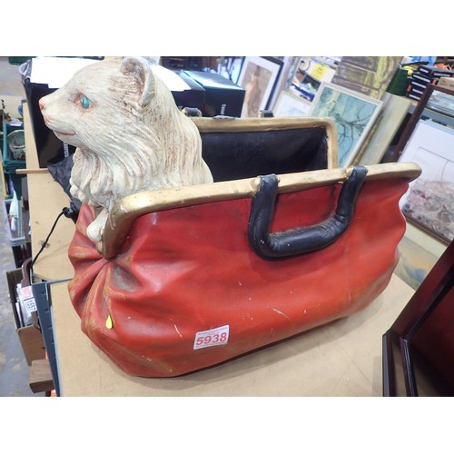 1543 - Resin cat in the bag magazine rack, L: 43 cm, W: 23 cm, H: 35 cm, multiple areas with scratches and ... 