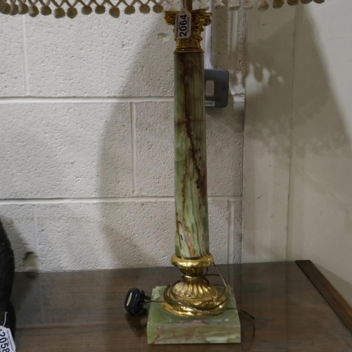 2064 - A large columnar onyx table lamp with brass mounts, H: 95 cm (including shade). Not available for in... 