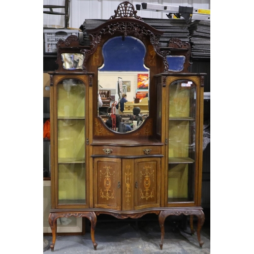 2070 - An Edwardian inlaid walnut display cabinet, serpentine fronted with mirrored and arched upstand and ... 