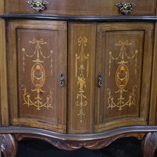 2070 - An Edwardian inlaid walnut display cabinet, serpentine fronted with mirrored and arched upstand and ... 