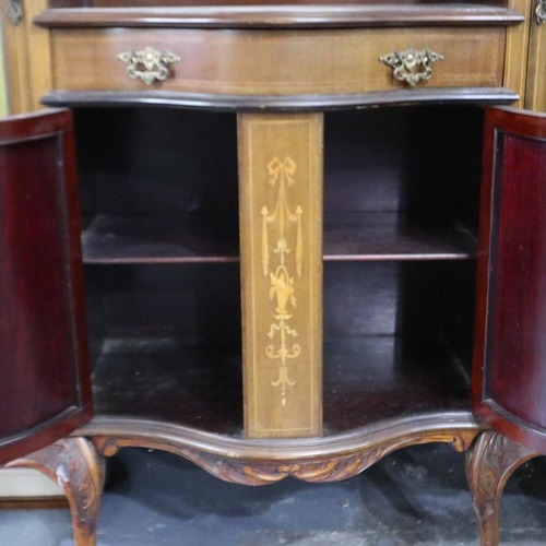 2070 - An Edwardian inlaid walnut display cabinet, serpentine fronted with mirrored and arched upstand and ... 