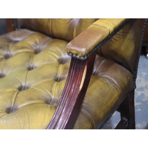 2085 - A pair of 20th century leather desk chairs in the chesterfield style. Not available for in-house P&P