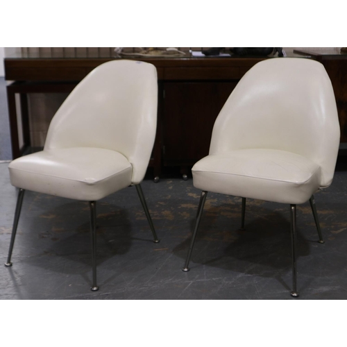 2097 - A pair of Italian Arflex chairs in white leather on chromed supports, structurally sound, piping is ... 