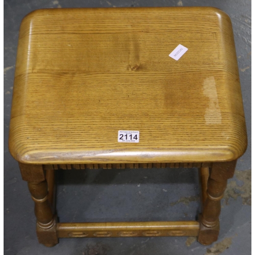 2114 - Pair of golden oak lamp tables in the Ercol manner, 45x39x43cm H. Loss of varnish to one top. Not av... 