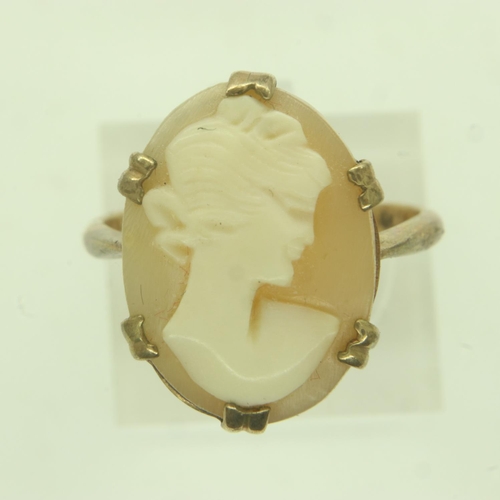 15 - 9ct gold ring set with a carved shell cameo panel, size M, 2.7g. UK P&P Group 0 (£6+VAT for the firs... 