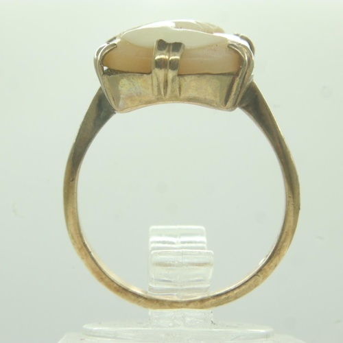 15 - 9ct gold ring set with a carved shell cameo panel, size M, 2.7g. UK P&P Group 0 (£6+VAT for the firs... 