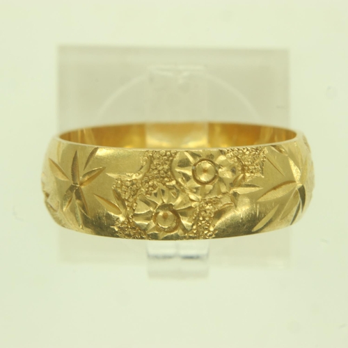 18 - An 18ct gold wide profile decorated band ring, size N/O, 5.4g. UK P&P Group 0 (£6+VAT for the first ... 