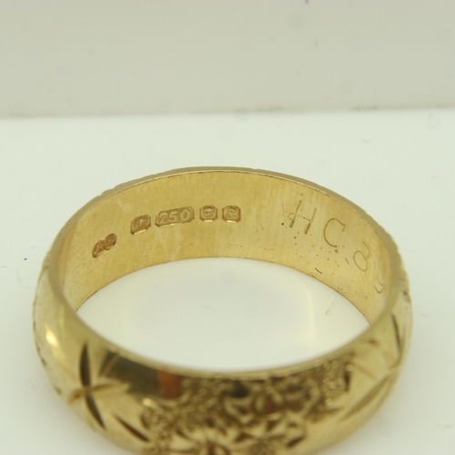 18 - An 18ct gold wide profile decorated band ring, size N/O, 5.4g. UK P&P Group 0 (£6+VAT for the first ... 