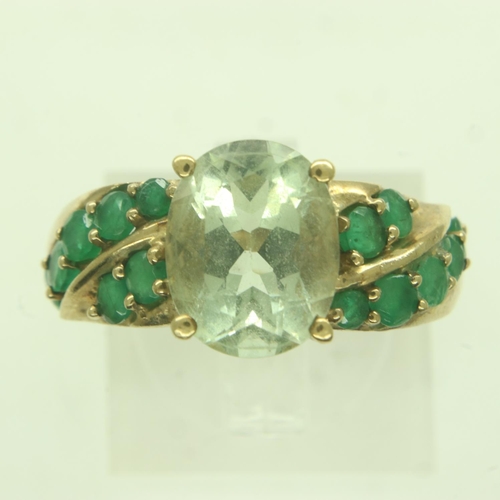 25 - 9ct gold ring set with emeralds and topaz, size O, 3.7g. UK P&P Group 0 (£6+VAT for the first lot an... 