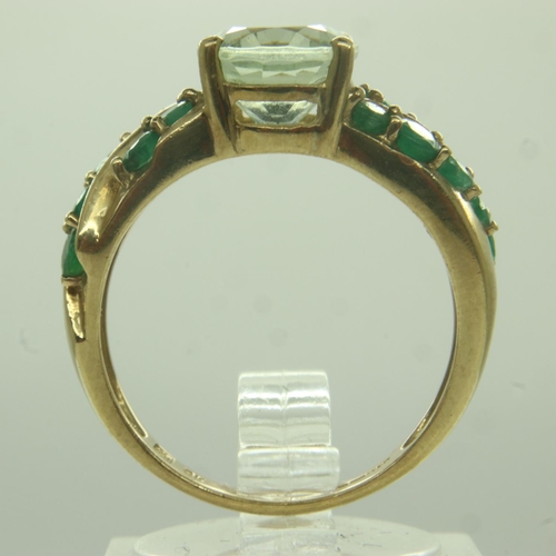 25 - 9ct gold ring set with emeralds and topaz, size O, 3.7g. UK P&P Group 0 (£6+VAT for the first lot an... 