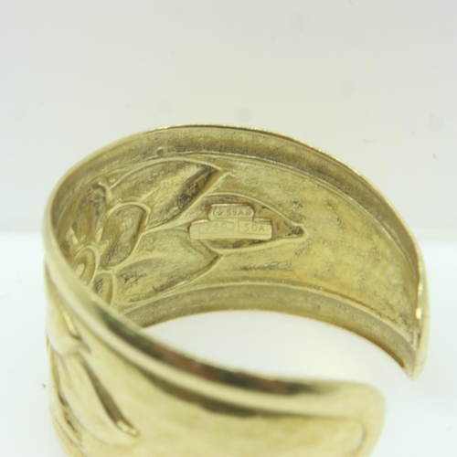 36 - An 18ct gold open ring, floral decorated in relief, size adjustable, 3.5g. UK P&P Group 0 (£6+VAT fo... 