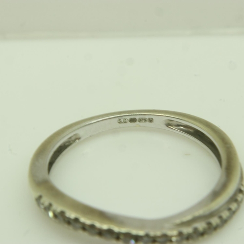 59 - 9ct gold crossover ring set with diamonds, size J, 1.7g. UK P&P Group 0 (£6+VAT for the first lot an... 