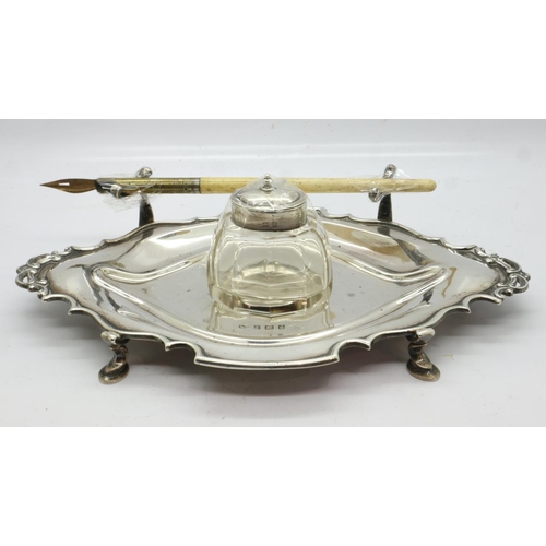 123 - Victorian silver desk stand, with glass inkwell and dip-pen, Birmingham assay. UK P&P Group 1 (£16+V... 