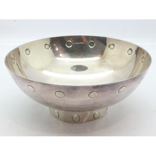 124 - Mappin and Webb Arts & Crafts style silver plate footed bowl, D: 13 cm. UK P&P Group 1 (£16+VAT for ... 