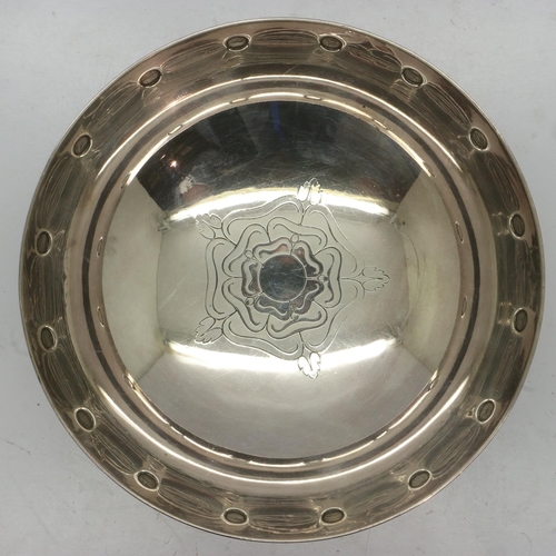 124 - Mappin and Webb Arts & Crafts style silver plate footed bowl, D: 13 cm. UK P&P Group 1 (£16+VAT for ... 