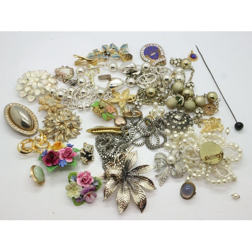 87 - A quantity of mixed costume jewellery. UK P&P Group 1 (£16+VAT for the first lot and £2+VAT for subs... 