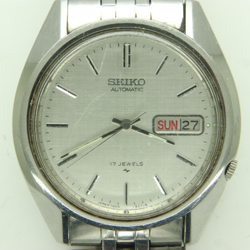 96 - SEIKO: gents automatic steel cased wristwatch, with day and date aperture, working at lotting. UK P&... 