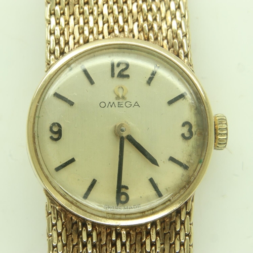 99 - OMEGA: 9ct gold cased ladies wristwatch wristwatch on a 9ct gold bracelet, 27.3g, working at lotting... 