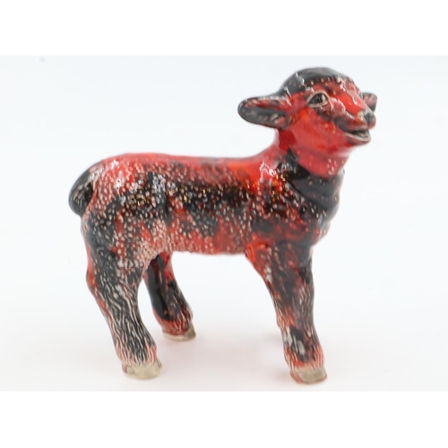 190 - Anita Harris lamb, signed in gold, no cracks or chips, H: 18 cm. UK P&P Group 1 (£16+VAT for the fir... 