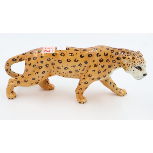 195 - Beswick leopard, no cracks or chips, L: 30 cm. UK P&P Group 2 (£20+VAT for the first lot and £4+VAT ... 