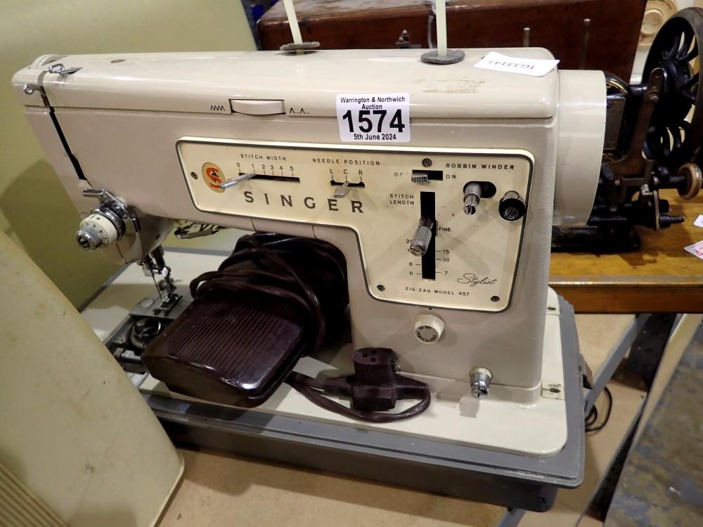 Singer sewing machine with pedal, no lid. Not available for in-house P&P