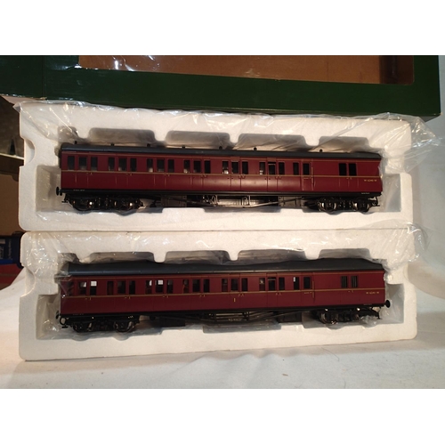 2067 - Lionheart Trains O gauge LHT-612, Suburban B two coach set, BR, lined marron, excellent condition, s... 