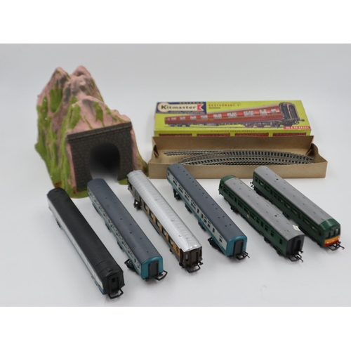 2535 - Quantity of rolling stock and scenery with a Hornby GW101 locomotive and R-758 diesel. UK P&P Group ... 