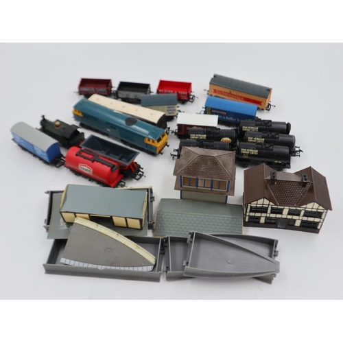 2535 - Quantity of rolling stock and scenery with a Hornby GW101 locomotive and R-758 diesel. UK P&P Group ... 