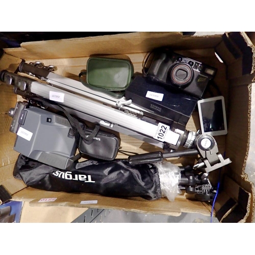 1022 - Mixed cameras, tripods and binoculars including Polaroid Pulse. Not available for in-house P&P