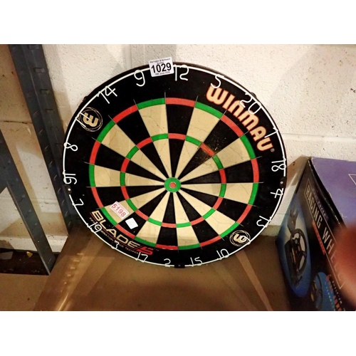 1029 - Winmau dartboard, in excellent condition. Not available for in-house P&P