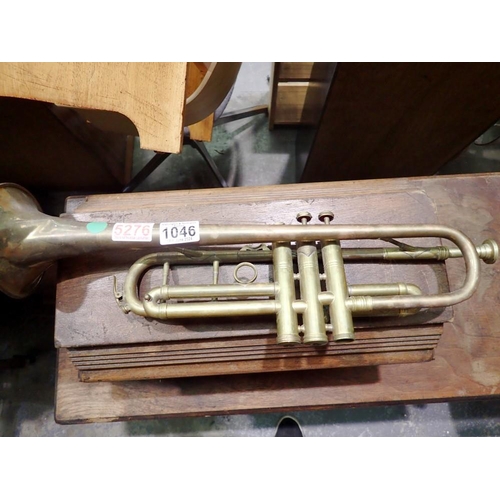 1046 - Unbranded trumpet, some dings to the horn and valve damage, ideal for restoration, L: 51 cm. Not ava... 
