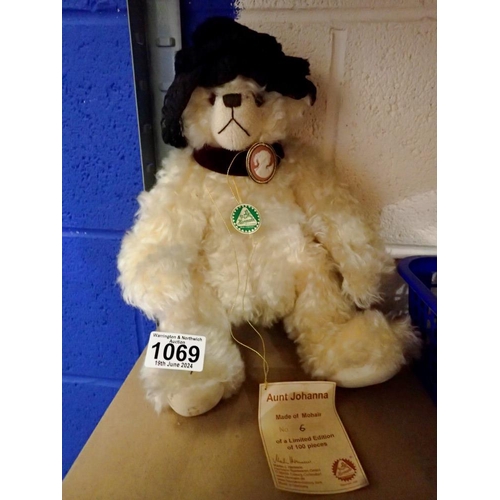 1069 - Limited edition Herman bear, Aunt Johanna, 6/100.  UK P&P Group 1 (£16+VAT for the first lot and £2+... 