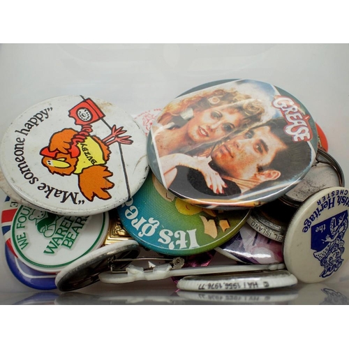 1095 - Mixed tin plate badges, including The Wombles and The Beatles. UK P&P Group 1 (£16+VAT for the first... 