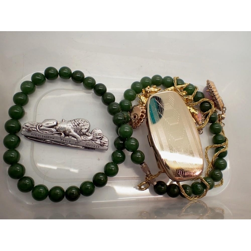 1110 - Mixed costume jewellery and a jade necklace. UK P&P Group 1 (£16+VAT for the first lot and £2+VAT fo... 