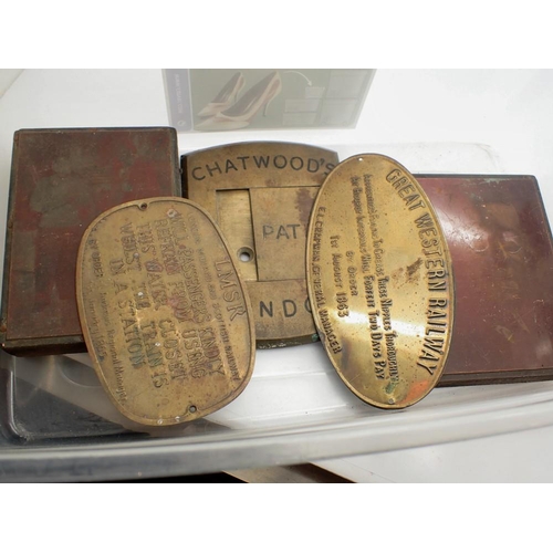 1122 - Brass railway plates, safe key from Chatwoods and two copper printing plates. UK P&P Group 1 (£16+VA... 