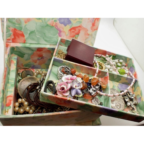 1123 - Jewellery box with costume jewellery contents. UK P&P Group 1 (£16+VAT for the first lot and £2+VAT ... 