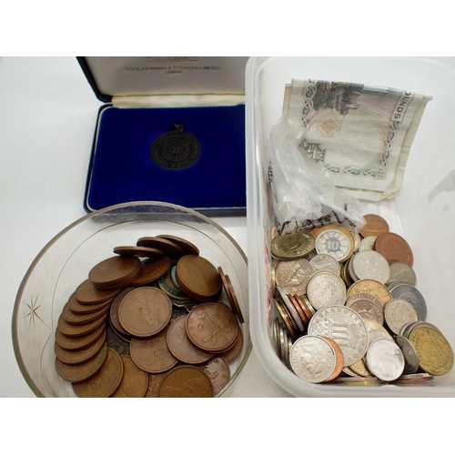 1131 - Royal Life Savings society medal and a quantity of world coins. UK P&P Group 1 (£16+VAT for the firs... 