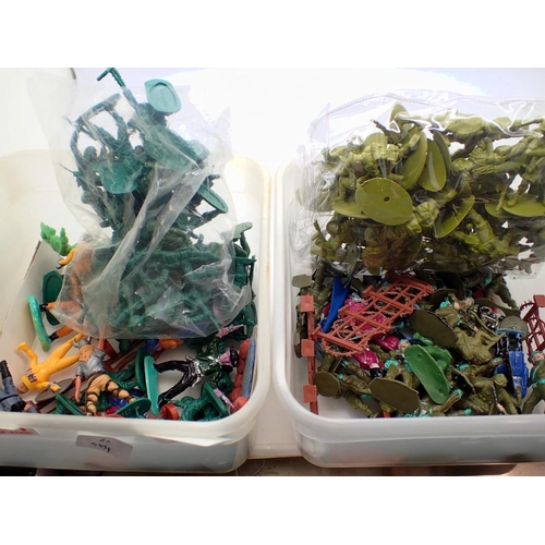 1134 - Two tubs of toy soldiers. UK P&P Group 1 (£16+VAT for the first lot and £2+VAT for subsequent lots)