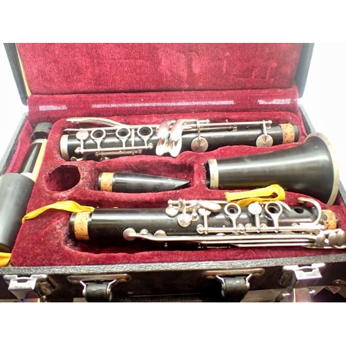 1142 - Clarinet in a velvet lined hard case with cloth and reeds. UK P&P Group 2 (£20+VAT for the first lot... 