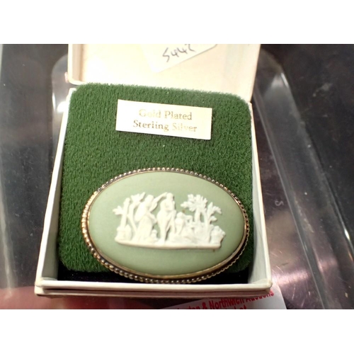 1150 - Gold plated silver Wedgwood brooch. UK P&P Group 1 (£16+VAT for the first lot and £2+VAT for subsequ... 