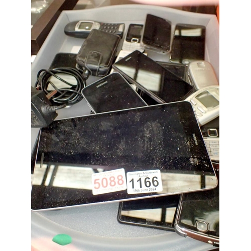 1166 - Mixed phones and a tablet to include Apple and Samsung. UK P&P Group 2 (£20+VAT for the first lot an... 