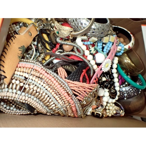 1168 - Quantity of costume jewellery. UK P&P Group 2 (£20+VAT for the first lot and £4+VAT for subsequent l... 
