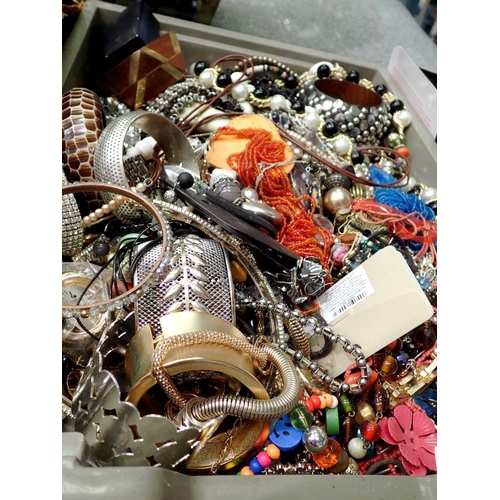1169 - Quantity of costume jewellery. UK P&P Group 2 (£20+VAT for the first lot and £4+VAT for subsequent l... 