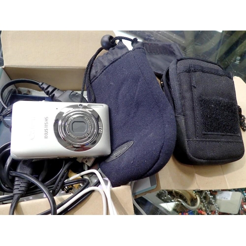1171 - Canon Ixus 115HS digital camera and accessories. UK P&P Group 1 (£16+VAT for the first lot and £2+VA... 